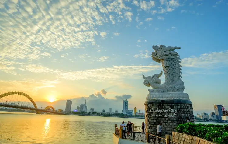 Capture stunning photographs of the Da Nang Bridge