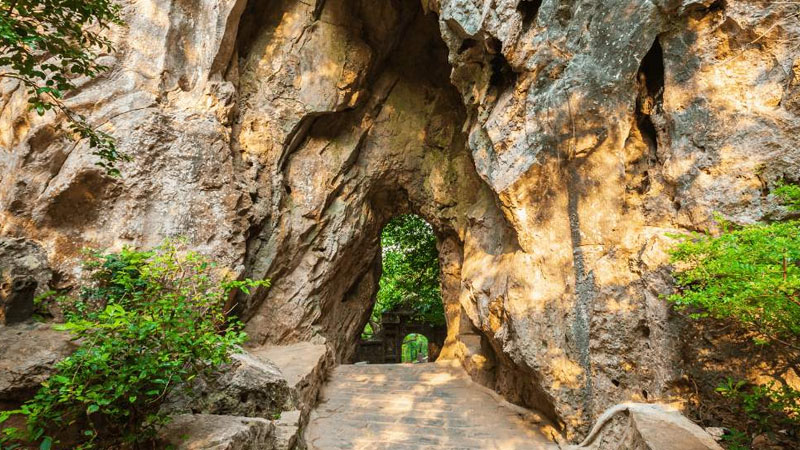 Discover Huyen Khong Cave