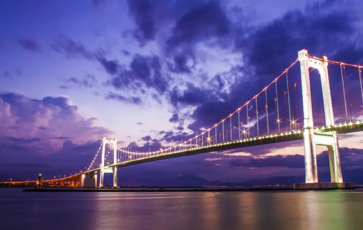 Thuan Phuoc Bridge connects the city center with Son Tra Peninsula